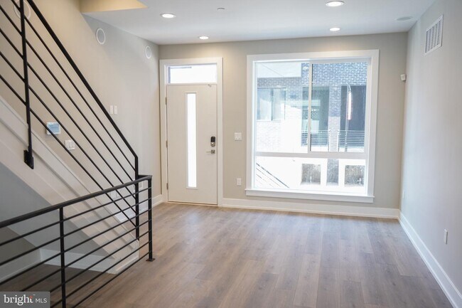 Building Photo - 1305 Dorrance St