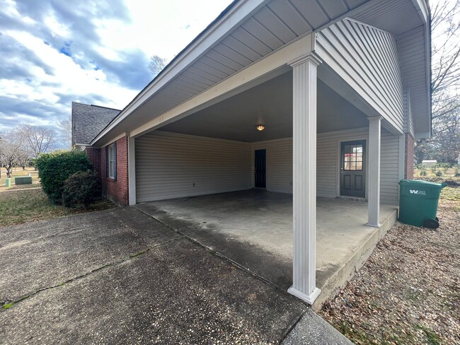 Building Photo - Fully Updated 3 Bedroom 2 Bathroom Brick H...