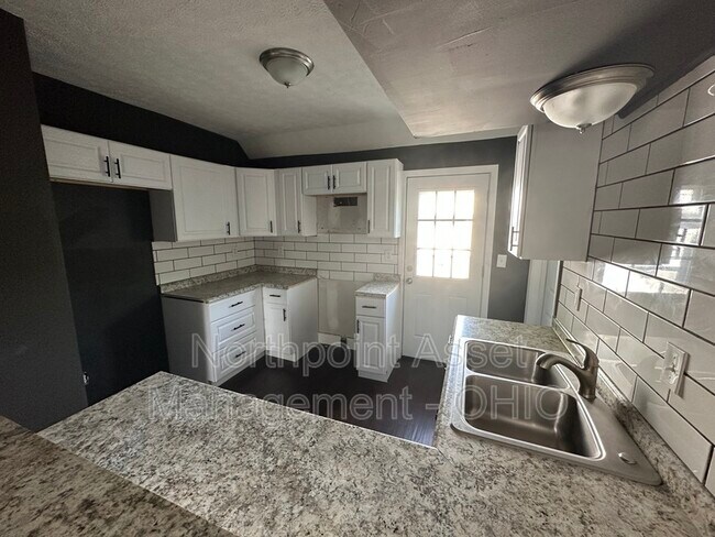 Building Photo - 254 Bowmanville St