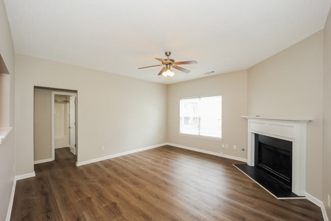 Building Photo - 123 Stillwood Dr