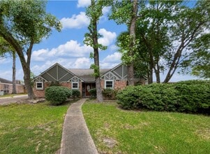 Building Photo - 2919 Holly Green Dr
