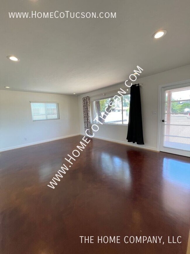 Foto del edificio - 3015 E 4th St