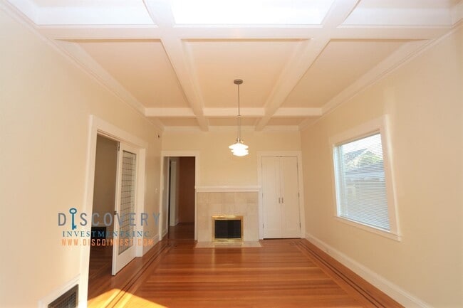 Building Photo - Glenview Traditional Three Bedroom Home