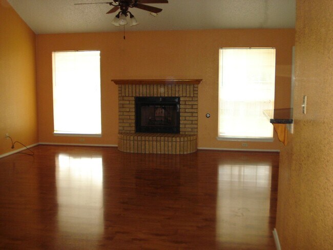 Foto del edificio - 2405 Creek Dr