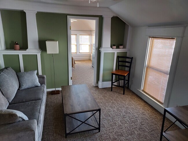Foto del edificio - 243 Pine Lake Ave