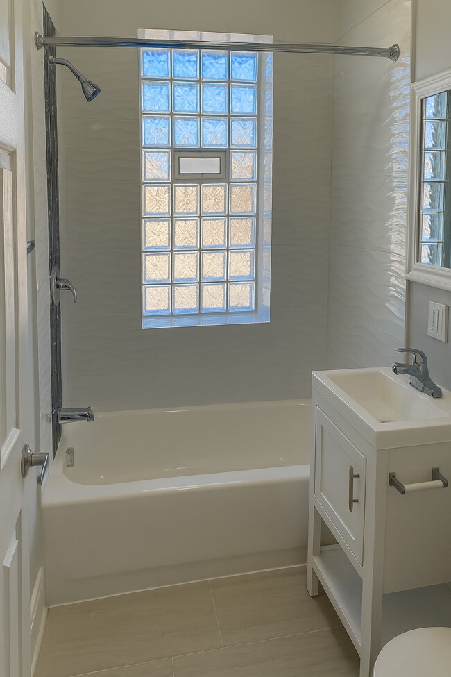 Foto del edificio - 8209 S Ellis Avenue (NEW)