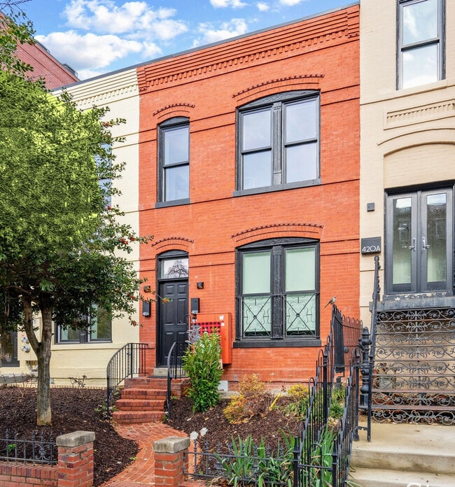 Building Photo - 418 D St SE