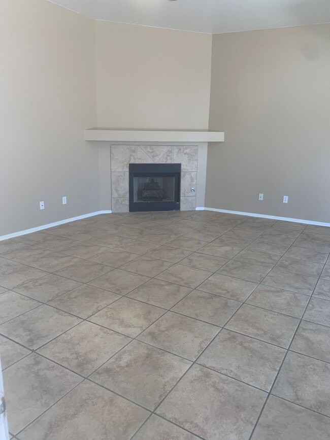 Building Photo - 9115 E Esperanza Dr