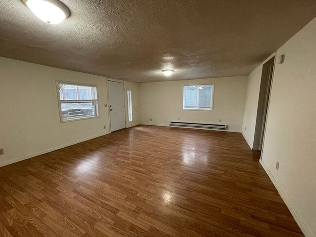 Foto del edificio - 2 Bedroom Downstairs Apartment in Winston