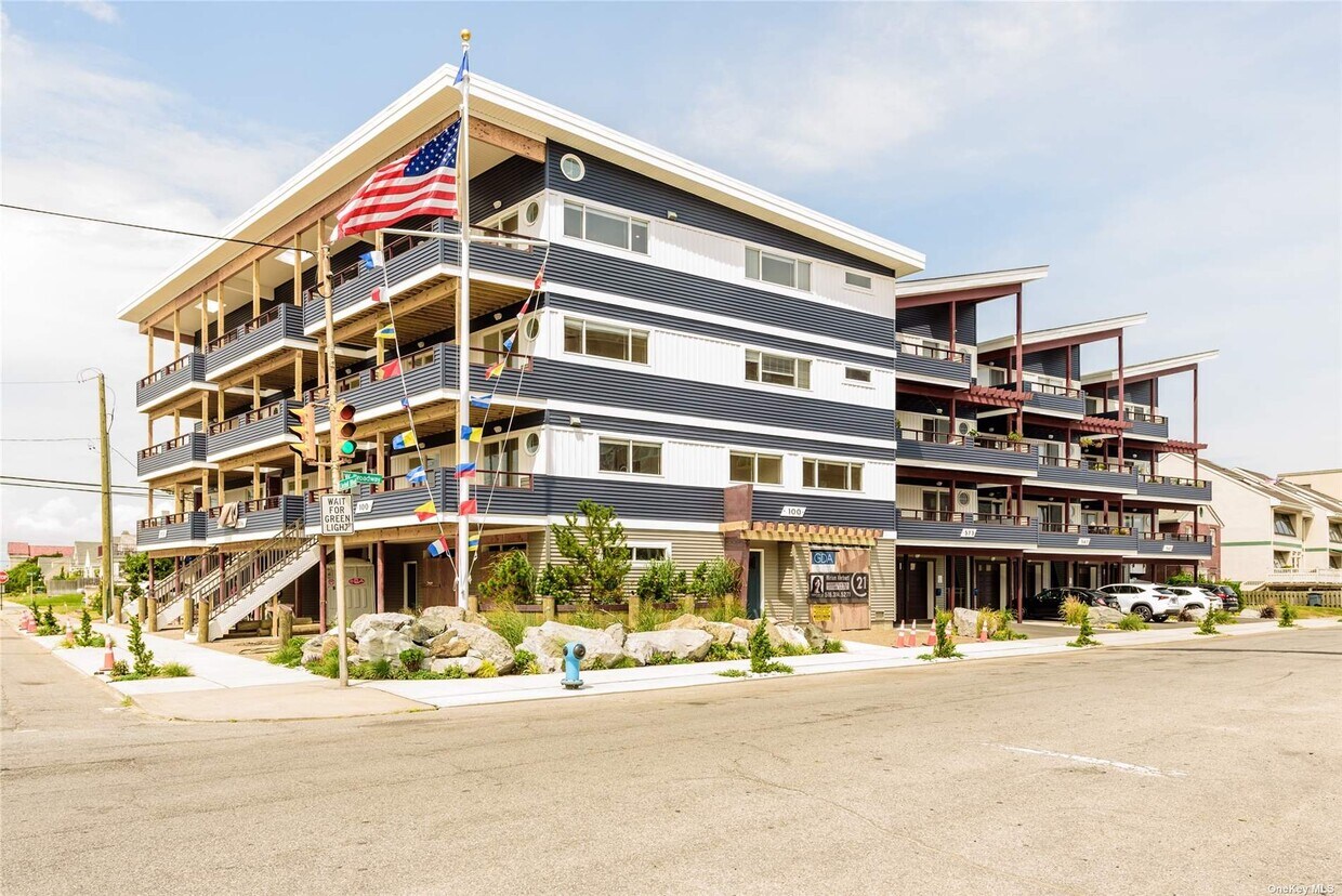 Primary Photo - 106 Lindell Blvd