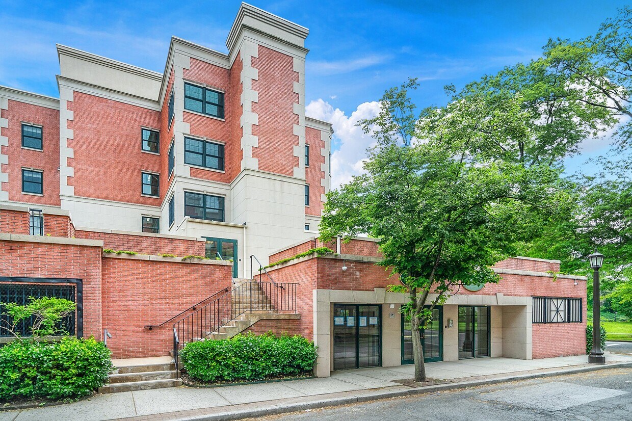 Primary Photo - 101 Sheldrake Pl