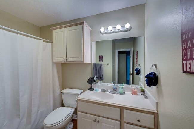 Building Photo - 3 Bed, 3 Bath with Garage Close to Campus - The Veranda