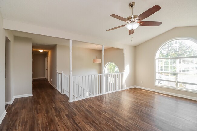 Building Photo - Newly Renovated! Available for immediate m...