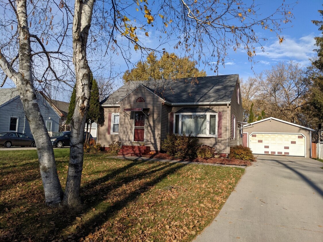 Primary Photo - 1325 Larson Ct