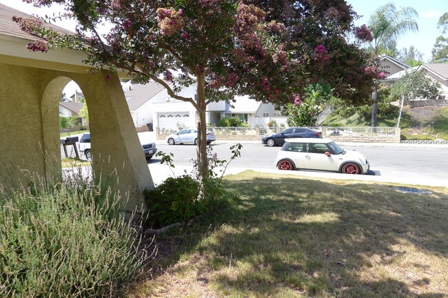 Building Photo - 2052 E Loraine St