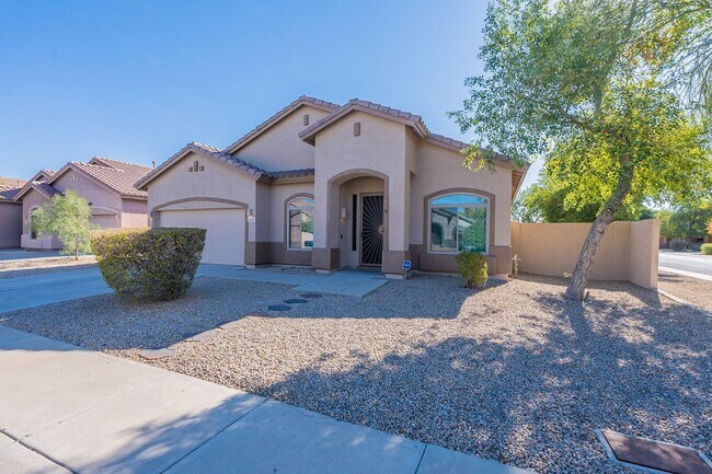 Foto del edificio - 4-Bedroom Pool Home Minutes from Arrowhead Shopping & Dining