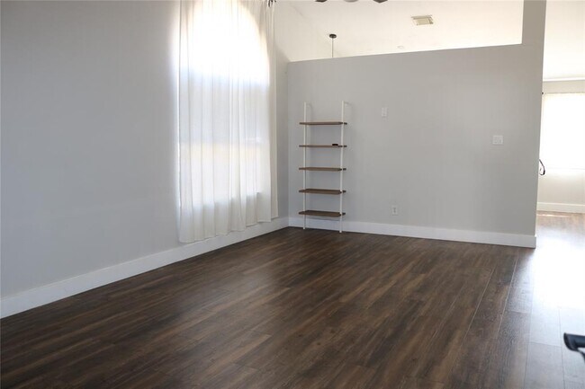 Building Photo - 1111 Blue Fox Dr