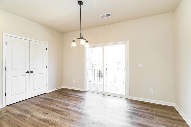 Foto del edificio - Beautiful 4BR 3.5BA Townhome w/ Full Appliance Kitchen Garage Parking in University