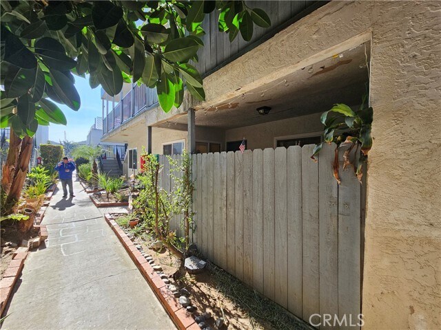 Foto del edificio - 140 Tamarack Ave