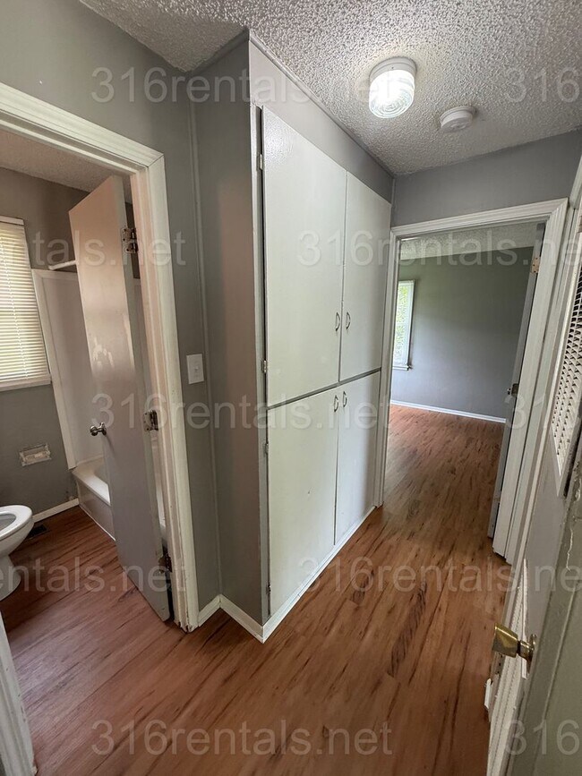Building Photo - $1050 - 3 bedroom / 1 bathroom - Single Fa...
