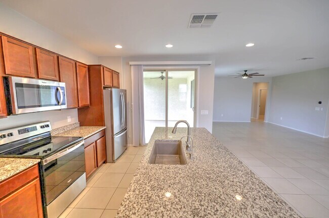 Foto del edificio - 4 Bedroom with new carpet and new interior paint in Saguaro Trails!
