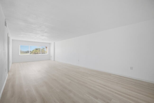 Foto del edificio - 8950 Park Blvd