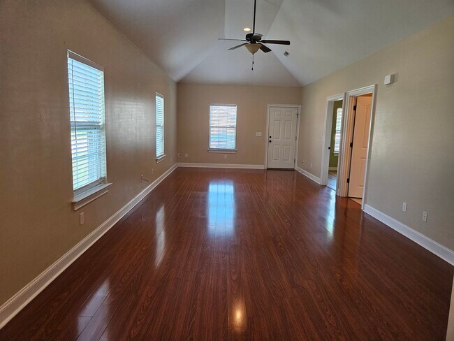 Foto del edificio - 1712 Stonebriar Dr NE