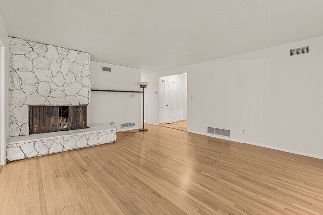 Building Photo - 9351 La Suvida Dr