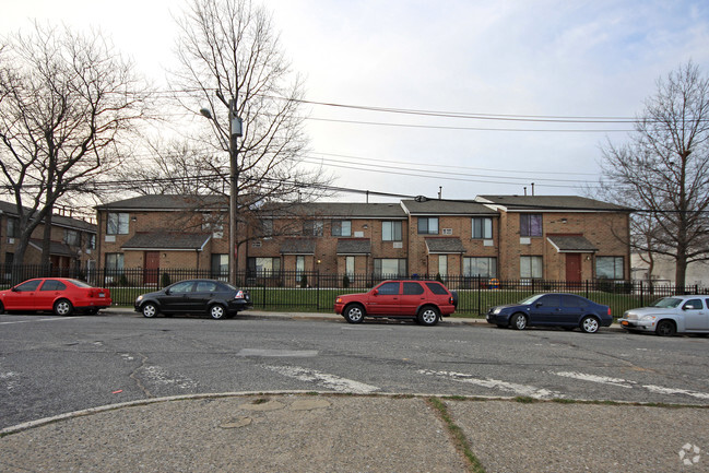 Foto del edificio - Adams Court Apartments