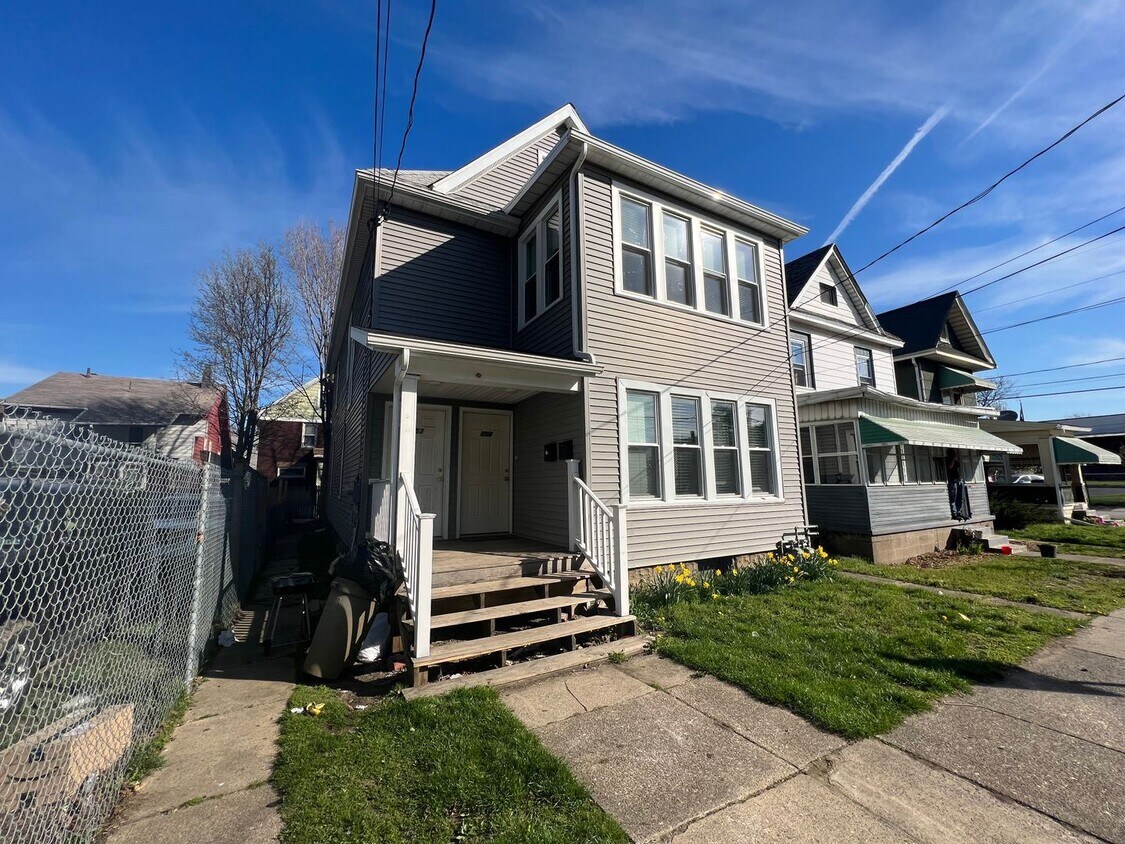 Primary Photo - 3 br, 1 bath House - 752 East 8th St