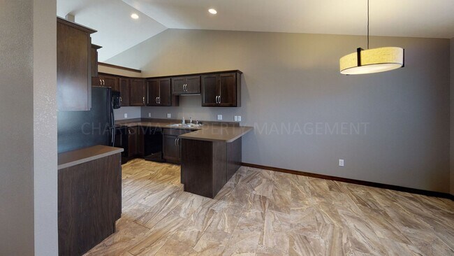 Foto del edificio - 3 BD, 2 BA TOWNHOME, ATTACHED GARAGE, FIRE...
