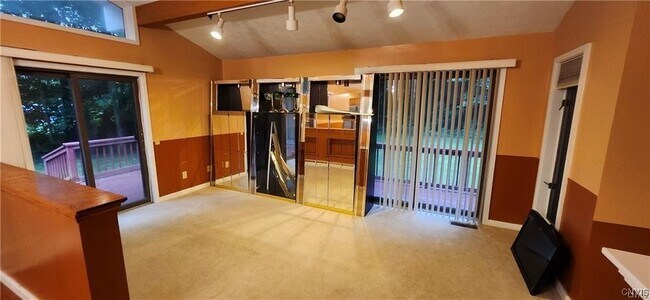 Foto del edificio - 7965 Hillside Ct
