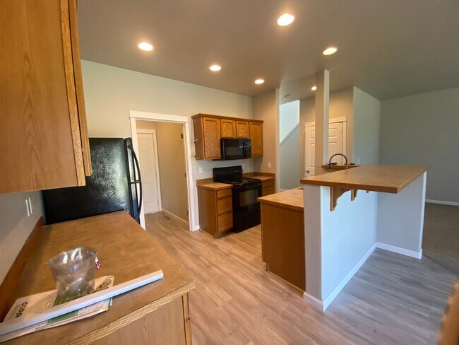 Building Photo - 01 SW Cascade Mountain Ct
