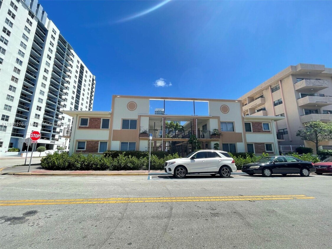 Foto principal - 6895 Byron Ave