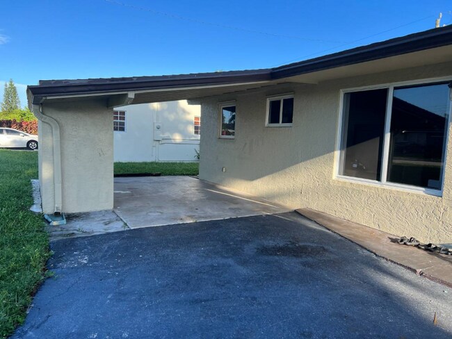 Foto del edificio - 6327 SW 2nd St