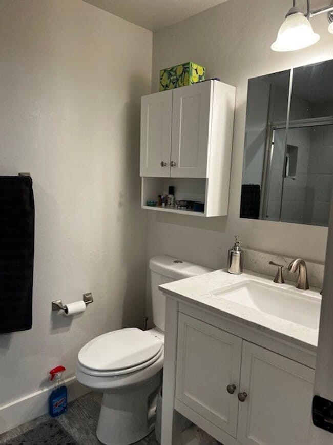 Building Photo - 350 Country Club Dr