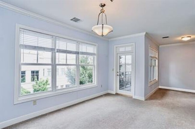 Building Photo - Beautiful Condo Available In Downtown Spar...