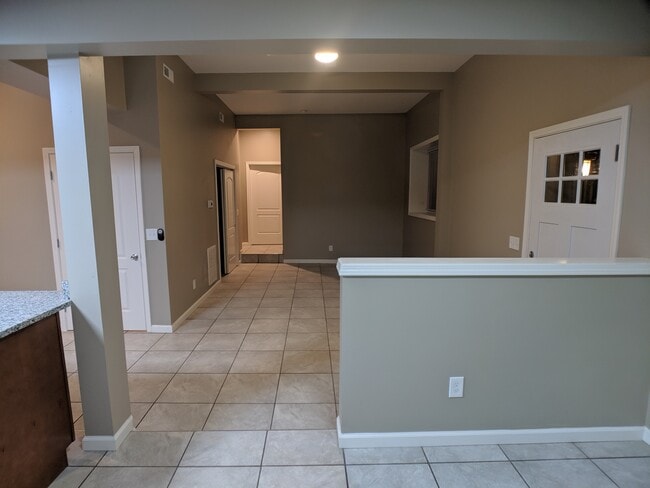 Building Photo - 2435 S Dixie Dr