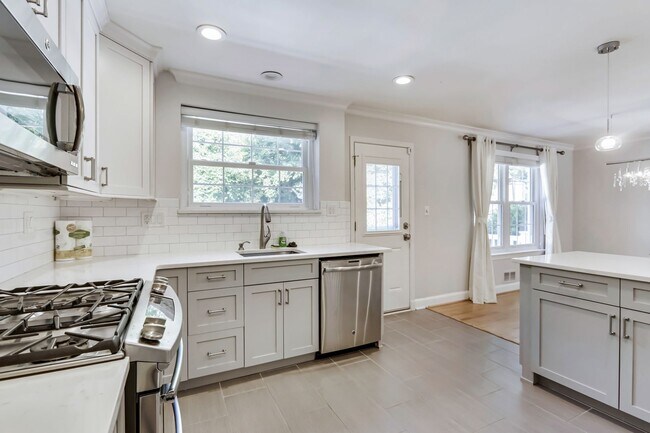 Foto del edificio - Great Rambler in Bethesda! Unbeatable Location! Partially Furnished Optional
