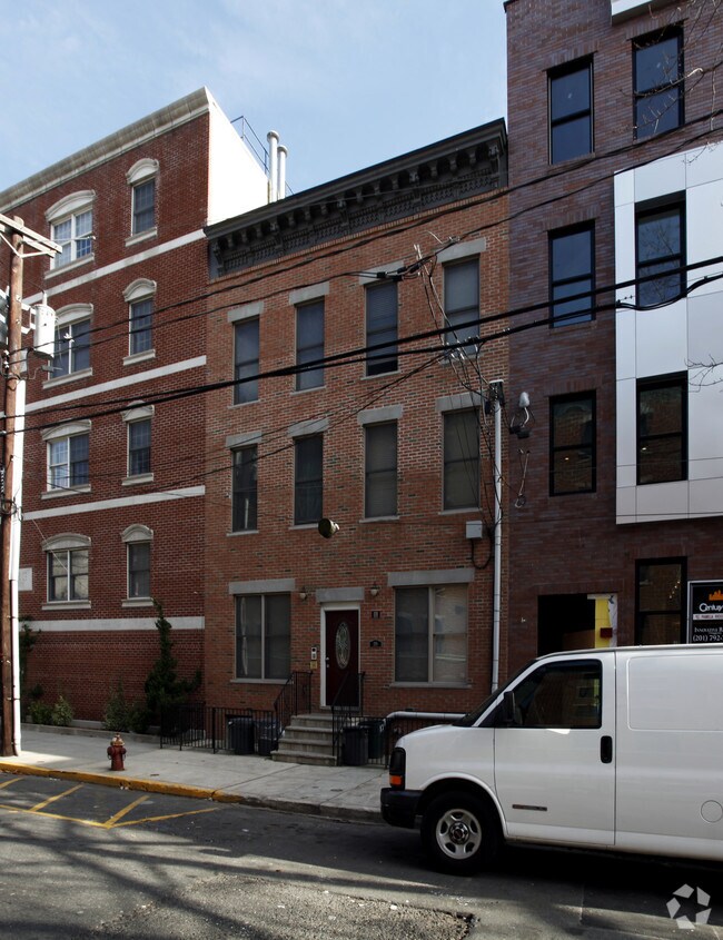 Foto del edificio - 215 Clinton St