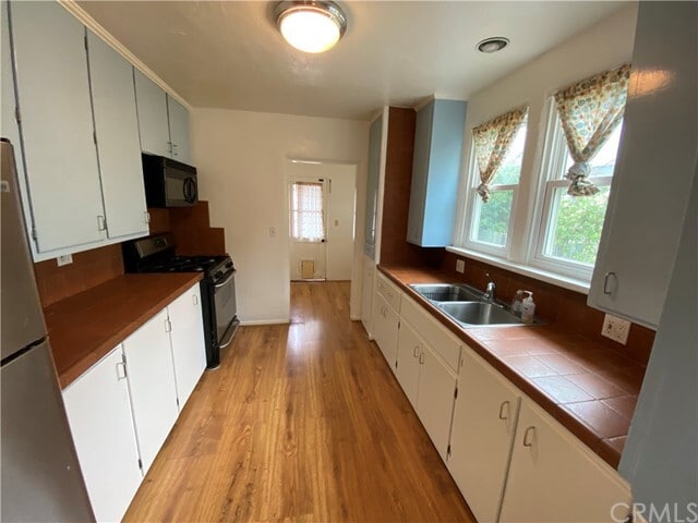 Building Photo - 706 S Buena Vista St