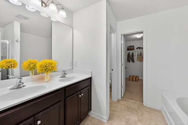 Foto del edificio - Spacious 4BR Energy-Efficient Home with Loft, Big Yard & Top-Rated Schools!