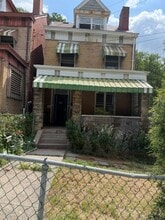 Building Photo - 142 Robinson St