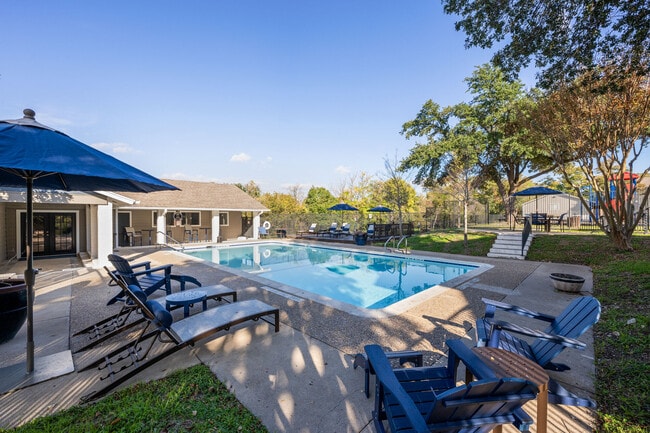 Foto del edificio - The Hilltop Apartment Homes