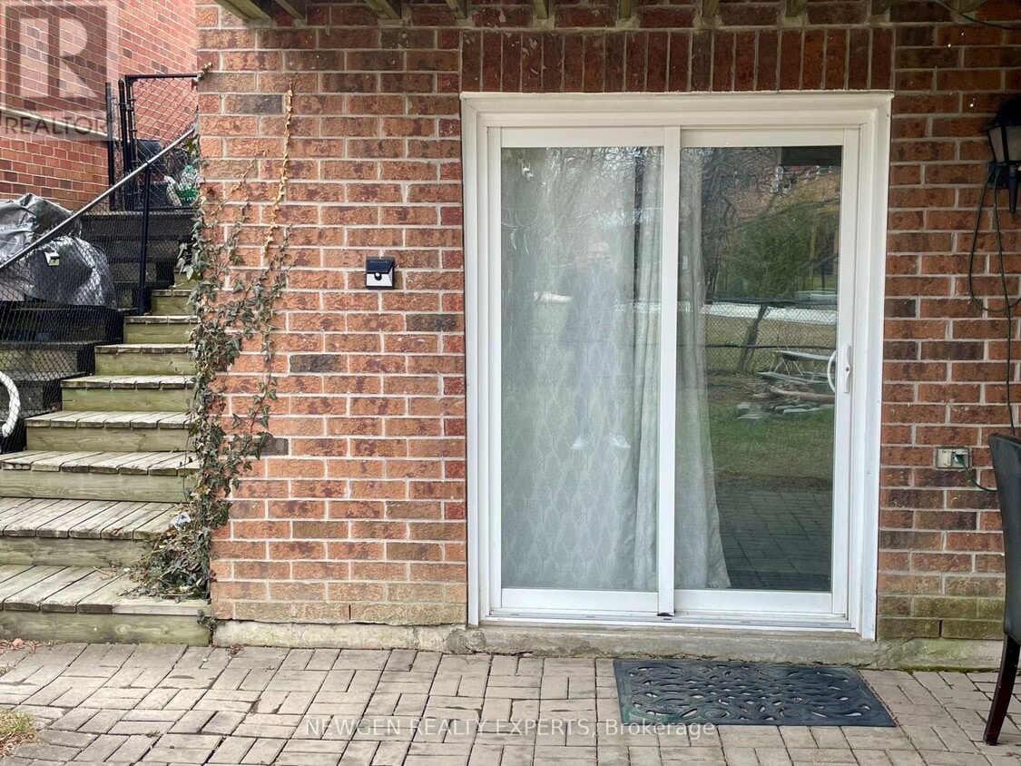 Primary Photo - 22 Piccadilly Pl
