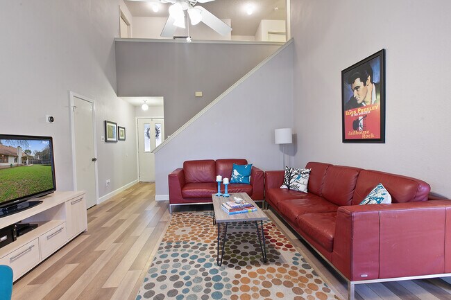 Foto del edificio - 6803 Luckenbach Ln