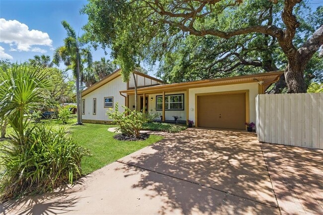 Building Photo - 4926 Camellia Way S