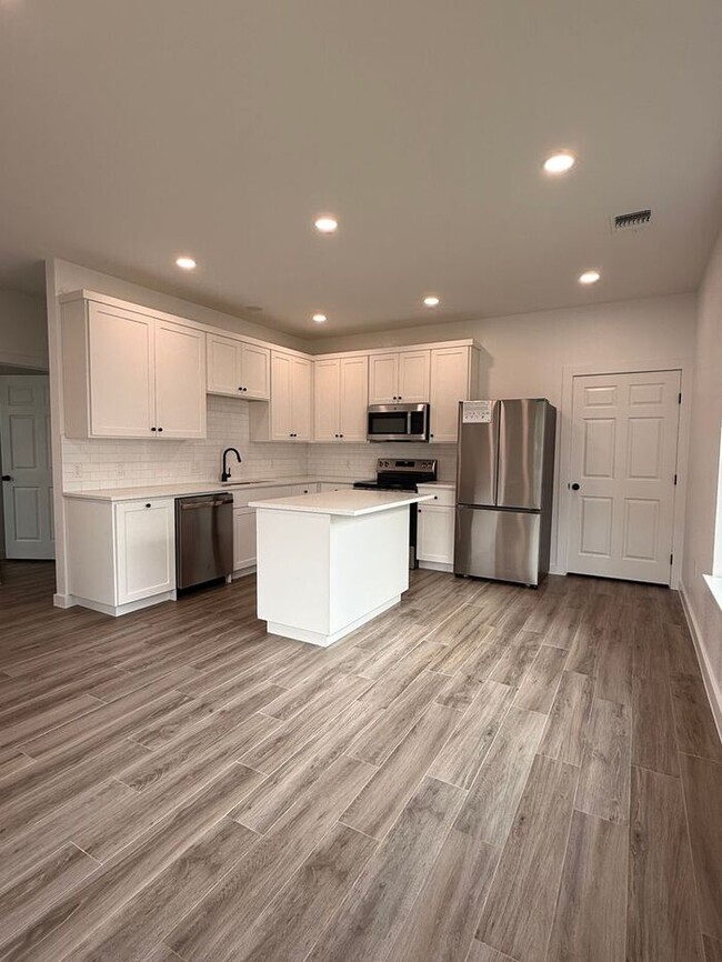 Building Photo - Charming 2 Bedroom / 2 Bath Bungalow