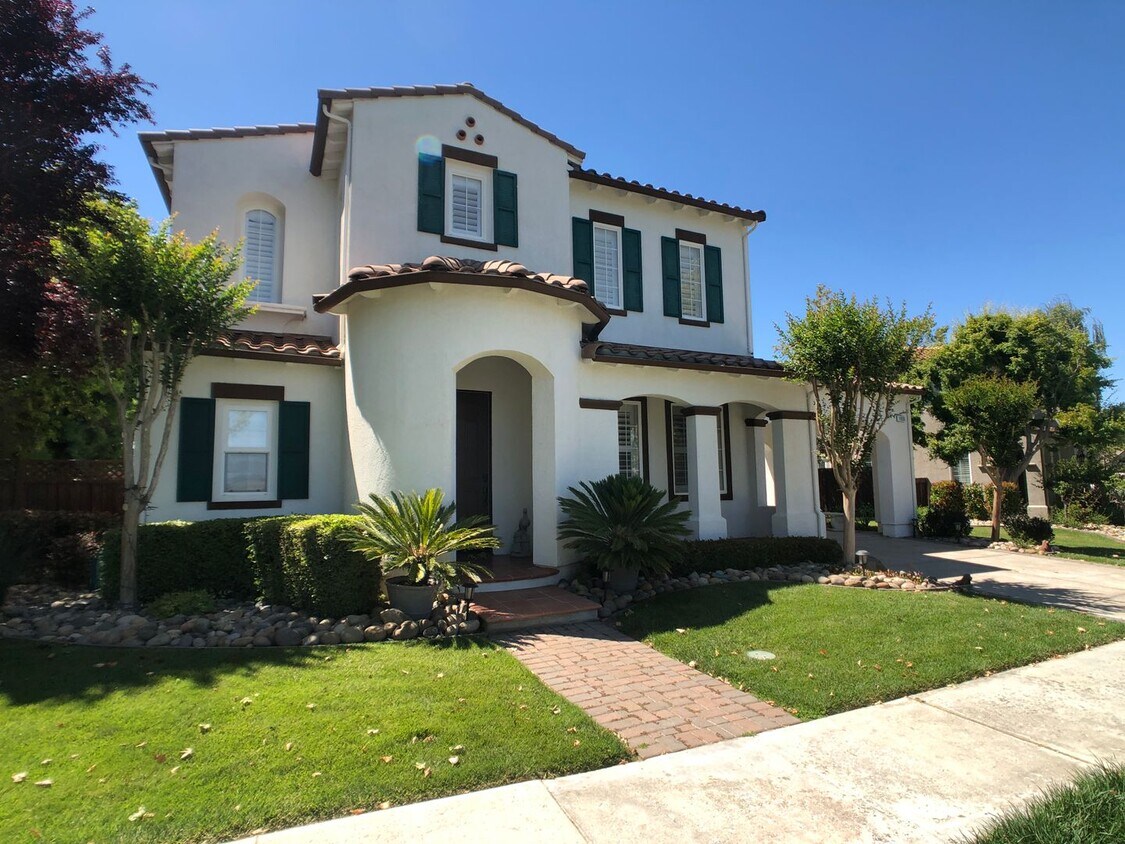 Primary Photo - Stunning Eagle Ridge Home
