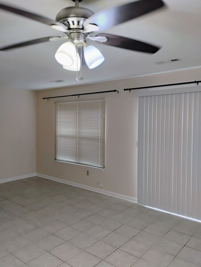 Loving room - 4725 Bayfield Dr